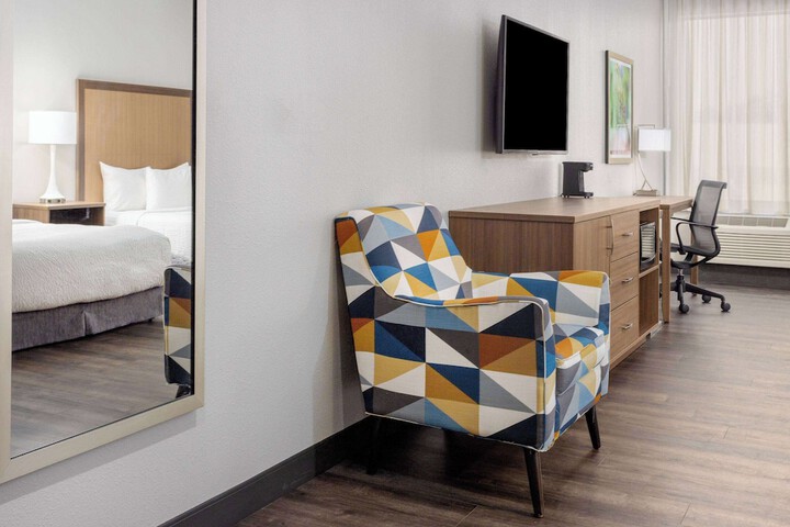 Room 32 of 60