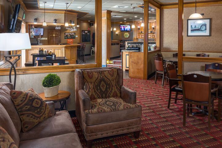 Lounge 28 of 32
