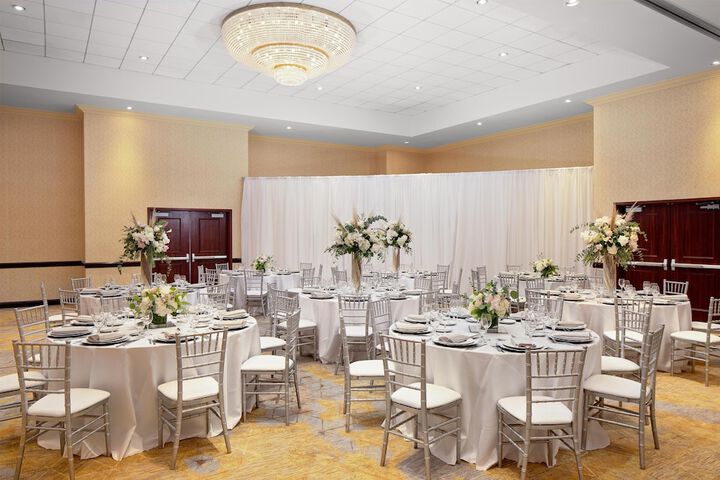 Hotel Zessa Orange County Airport a DoubleTree by Hilton
