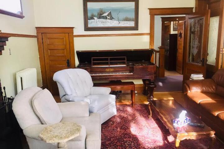 Le Petit Château Montebello B & B