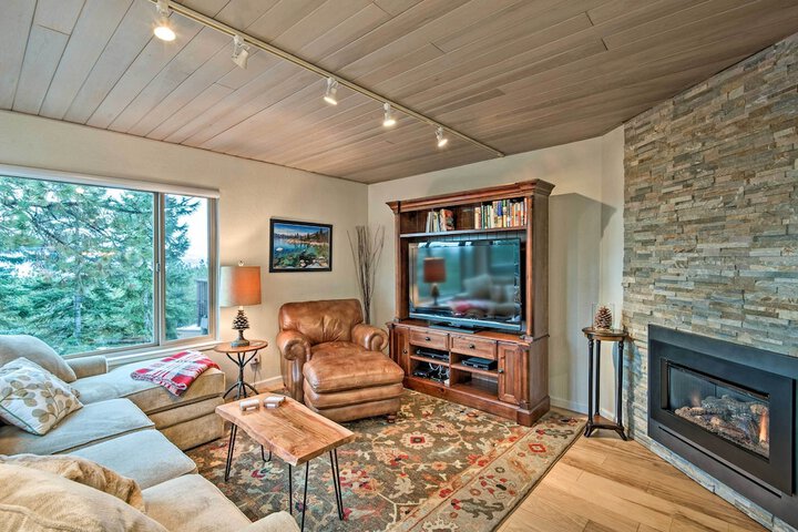 2 Mi to Heavenly Mountain: Tahoe Retreat w / Views