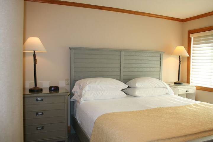 The Waves / The Argonauta Inn/The White Heron Lodge