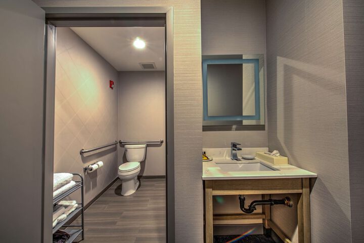 Room 28 of 35