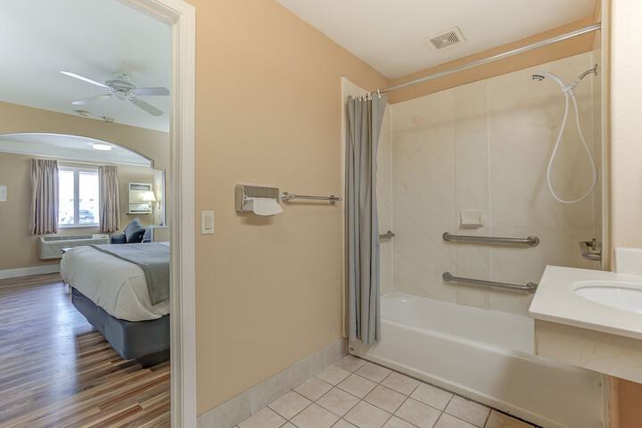 Shasta Pines Motel & Suites
