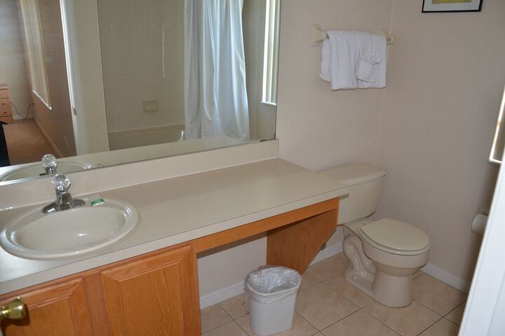Room 4 of 8