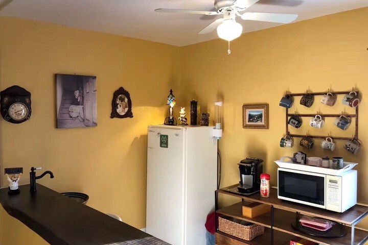Lounge 76 of 82
