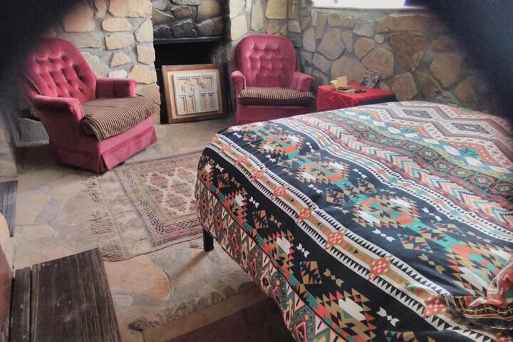 La loma del chivo Llc Stone Cottage alternative building