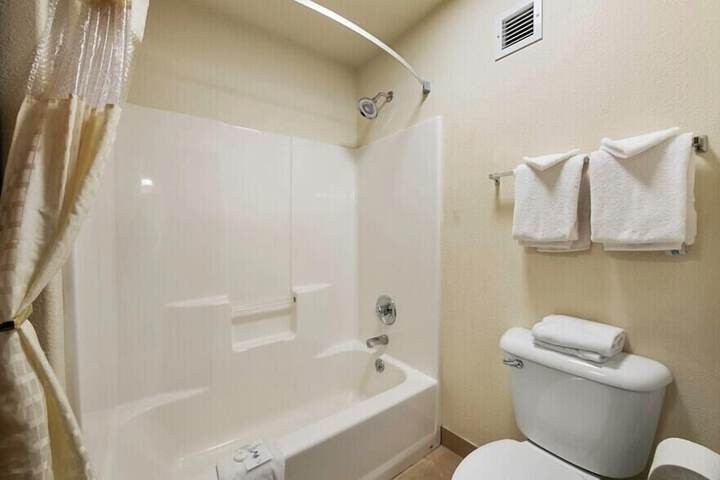 Pinedale Hotel & Suites