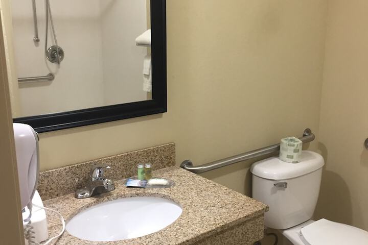 Cobblestone Inn & Suites - Bloomfield
