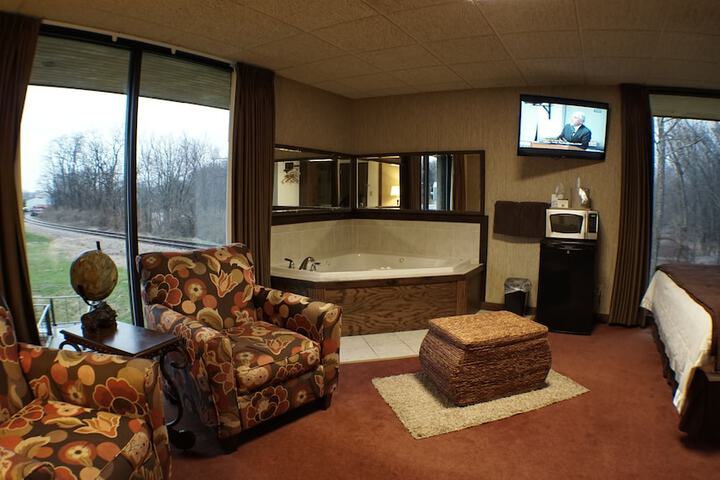 Riverbank Lodge