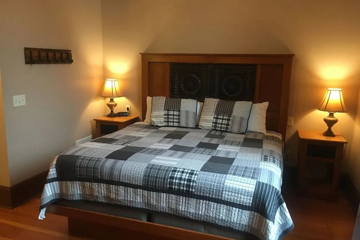 Iron Horse Outfitters & Inn
