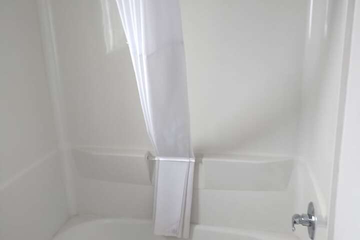 Room 6 of 8