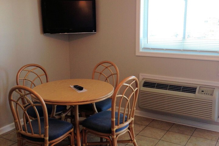 Room 4 of 7