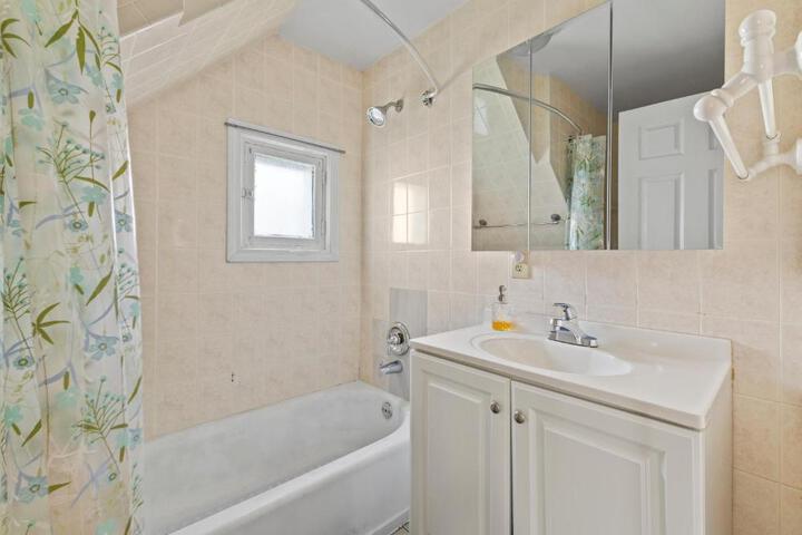 17-19Cozy & Spacious 6BR home in Malden with window AC and free parking