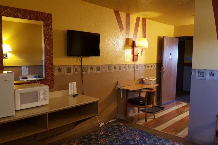 Earth Inn Motel