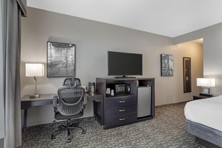 Best Western Plus Bay City Inn & Suites