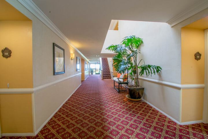 Ballroom/Hall 28 of 35