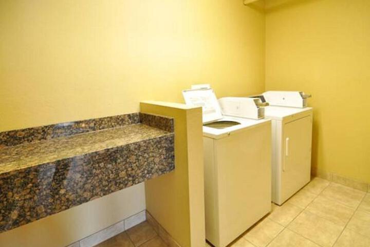 Econo Lodge Inn & Suites