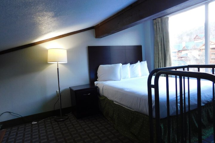 Room 50 of 102