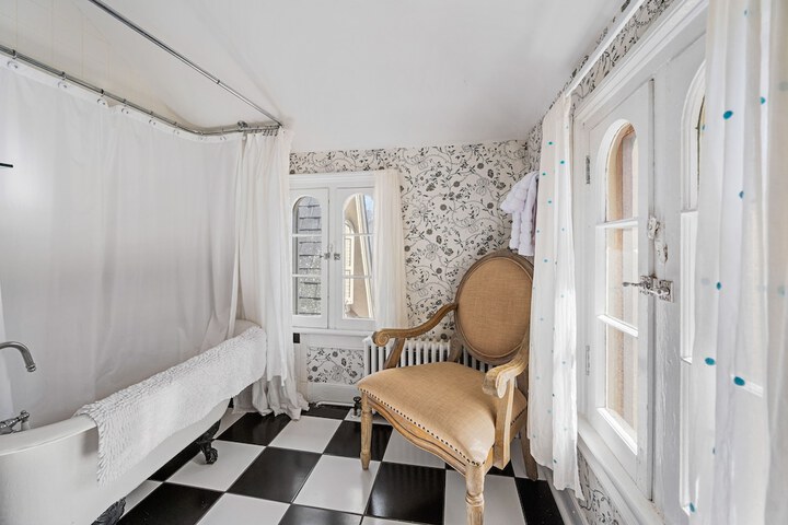 Room 47 of 76