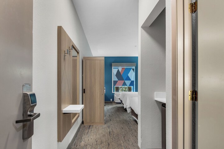 Room 63 of 94