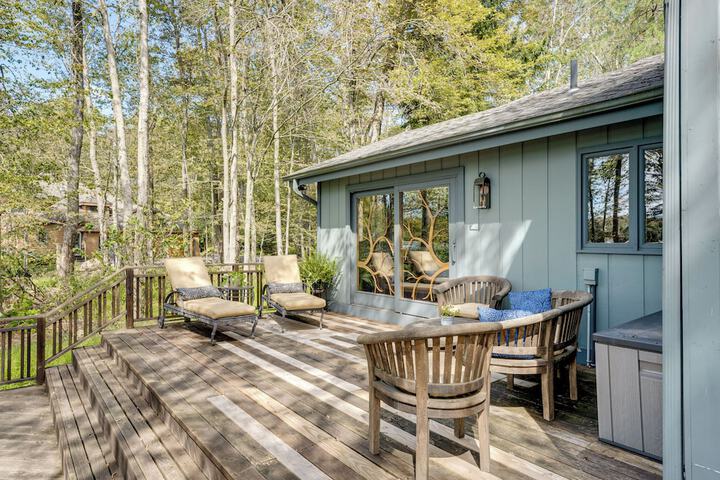 Luxe Poconos Pines Home w / Beach + Amenities!