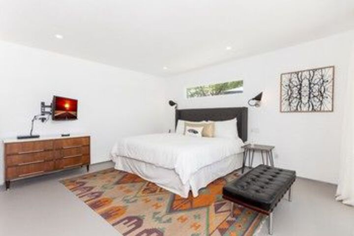 3Br 2BA Modern Luxury House by RedAwning