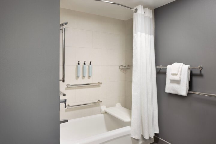 Courtyard by Marriott Edison Woodbridge