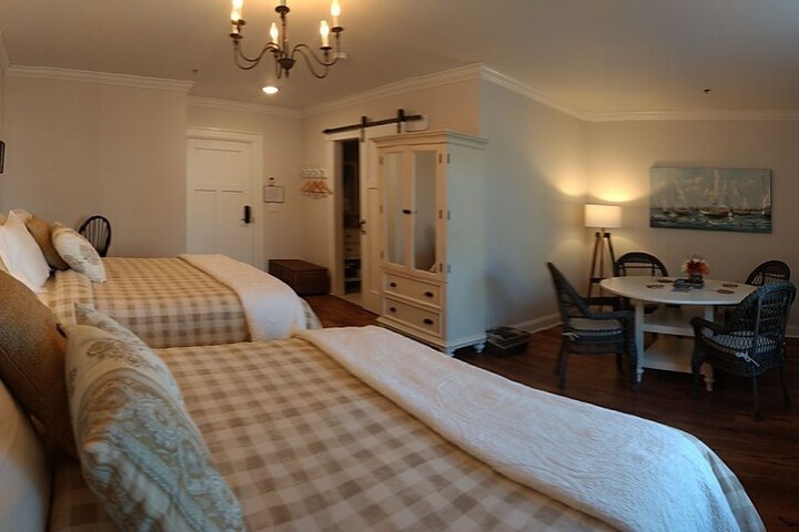 Harbor House Inn