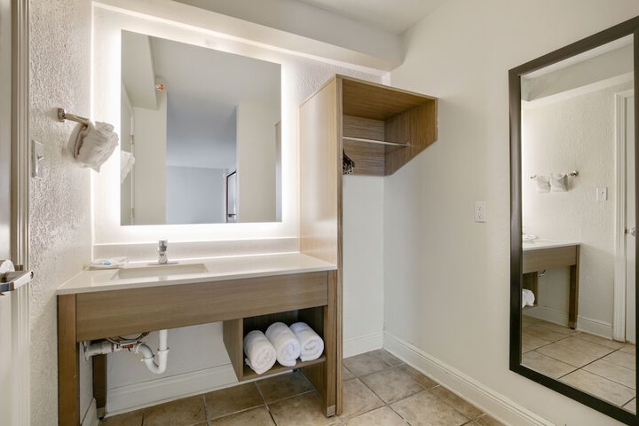 Room 25 of 29