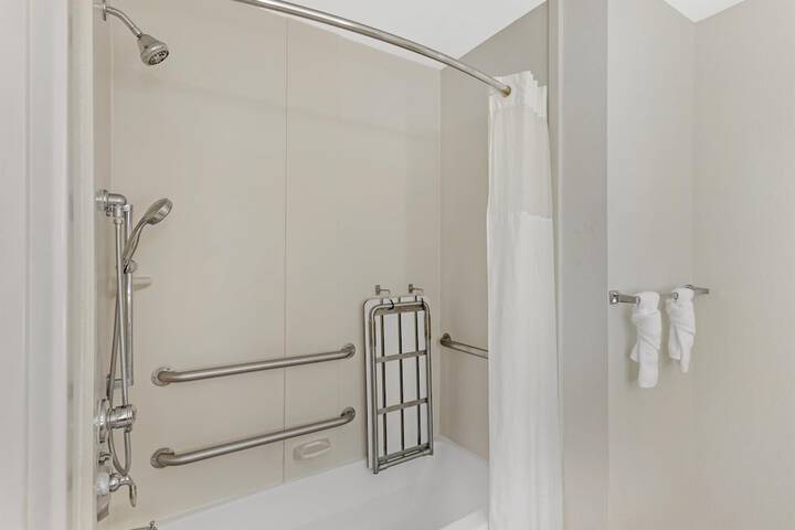Best Western Plus Chain of Lakes Inn & Suites