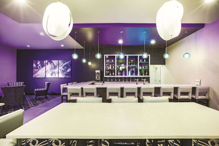 Lounge 41 of 47