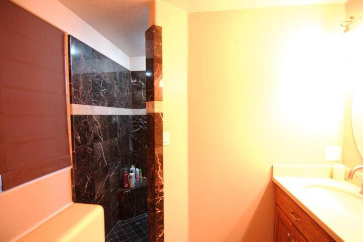 Tacit Shadow Resort Paradise Deluxe Suite Gym, Coffee Bar, Hot-Tub, Free Laundry, Food Available