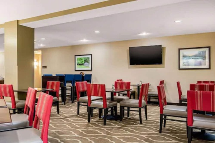 Comfort Suites Manchester near Arnold AFB
