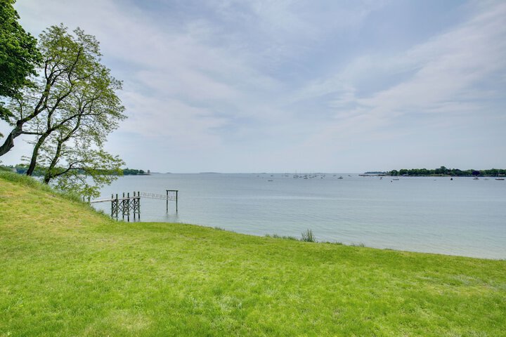 Quaint Beverly Townhome: Walk to Beach & Downtown!