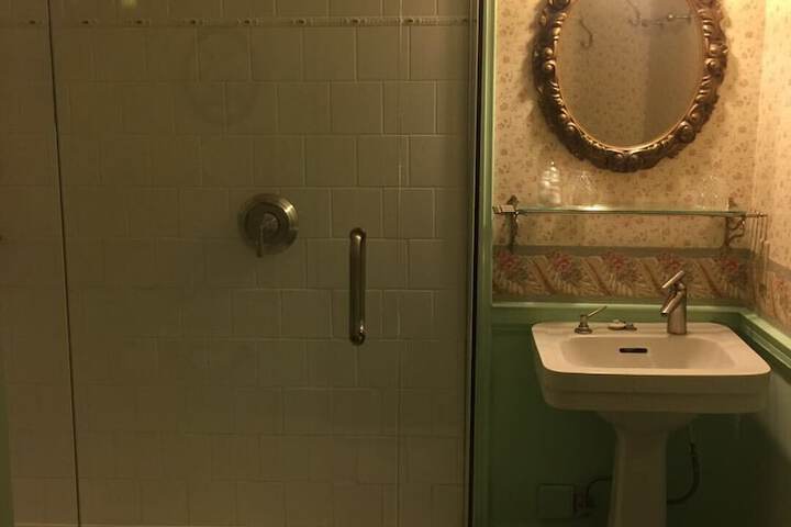Room 28 of 63