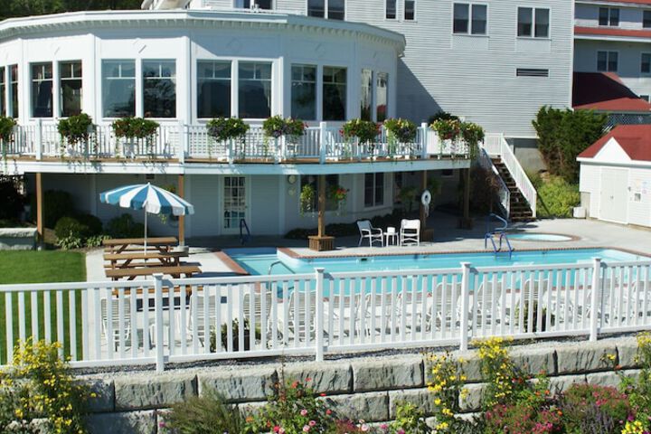 The White Mountain Hotel & Resort