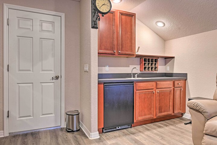 Elegant Valrico Home 15 Mi to Downtown Tampa!