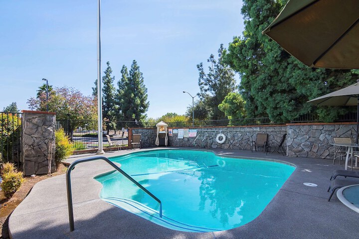 Pool 6 of 35