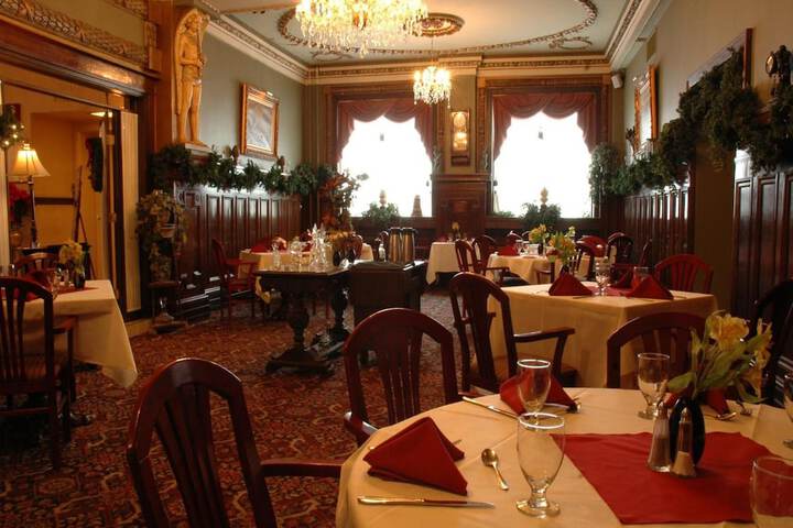 Dining 33 of 49