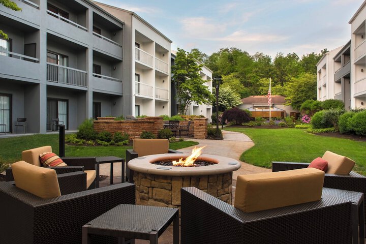 Courtyard by Marriott Lincroft Red Bank