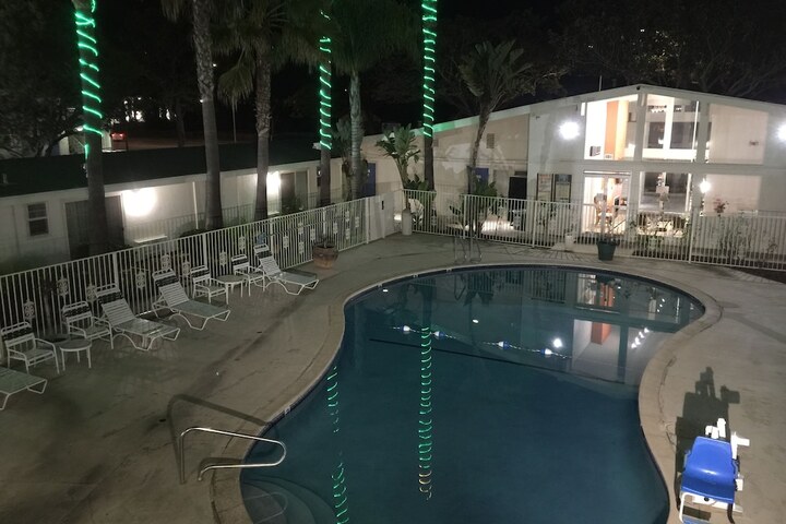 Pool 10 of 40