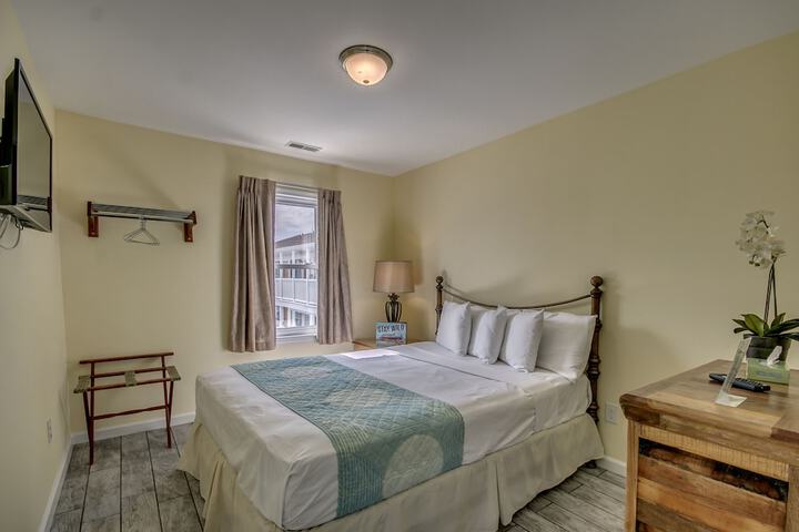 Daytona Inn & Suites