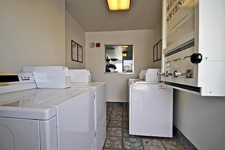 Hilltop Inn & Suites