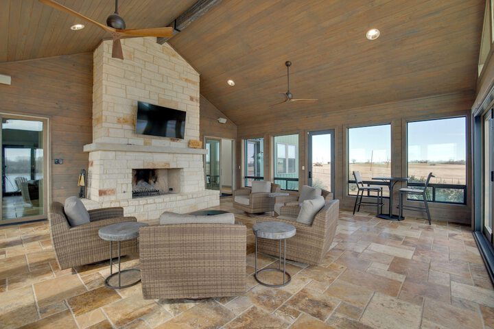 Game Room Fireplaces, On-site Lake! Kaufman Home
