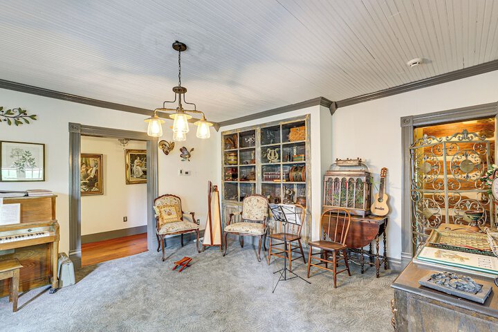 Spacious & Historic Cabin in New Haven w / Pond!