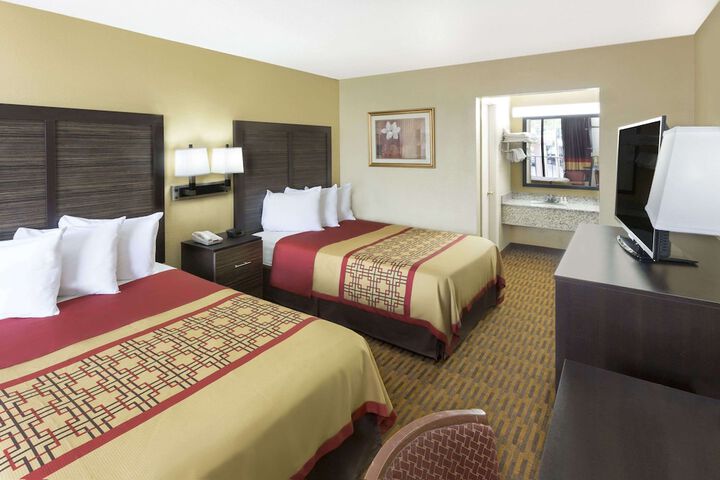 Days Inn by Wyndham Columbus-North Fort Moore