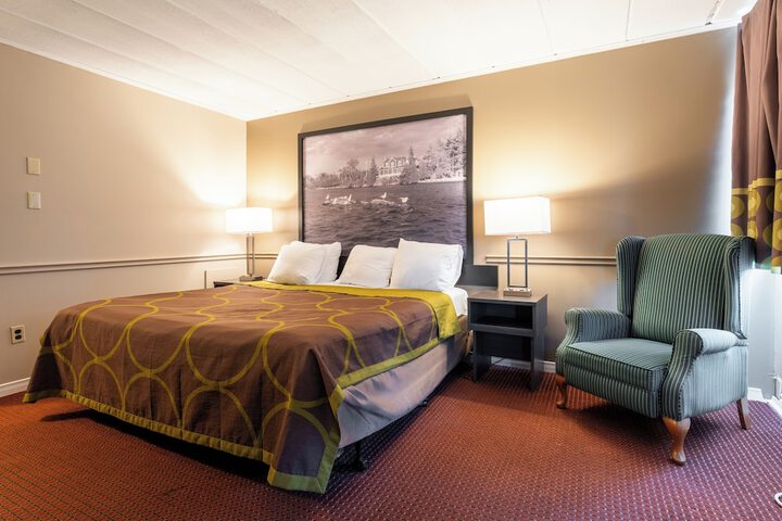 Super 8 by Wyndham Gananoque / Country Squire Resort