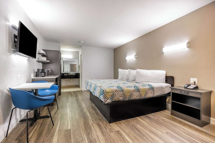 Room 11 of 27