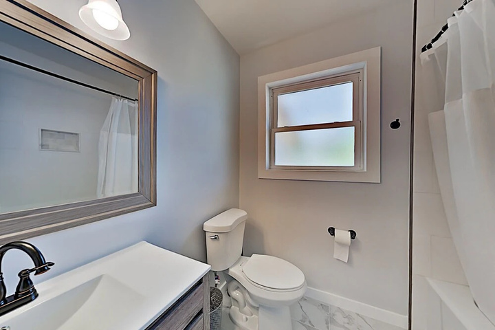 Charming Getaway W / New Kitchen & Private Backyard 3 Bedroom Home